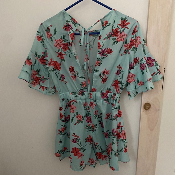 PrettyLittleThing Floral Shorts Romper Sz. 4 - Picture 3 of 3